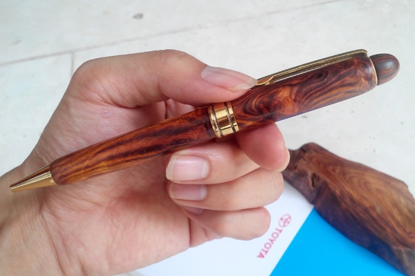 Bút gỗ sưa đỏ Quảng Bình vân siêu vip DD004