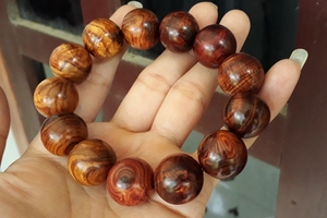 Các mẫu vòng tay gỗ sưa rừng Quảng Bình 18 li